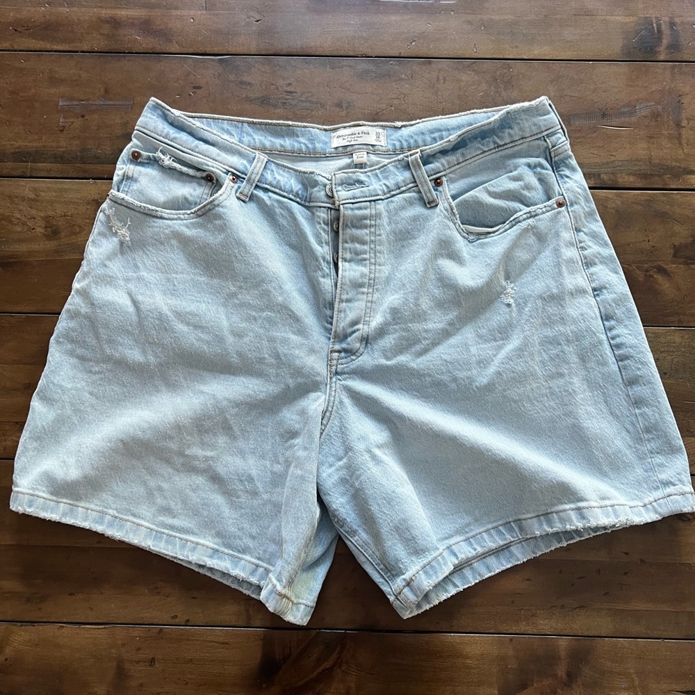 Abercrombie & Fitch Curve Love high rise 7inch Dad Short in Light Wash 16 / 33